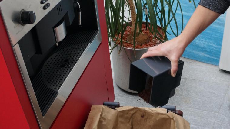In Bars und Cafès fallen nicht zu unterschätzende Mengen an organischem Abfall, wie z. B. Kaffeesatz, an.